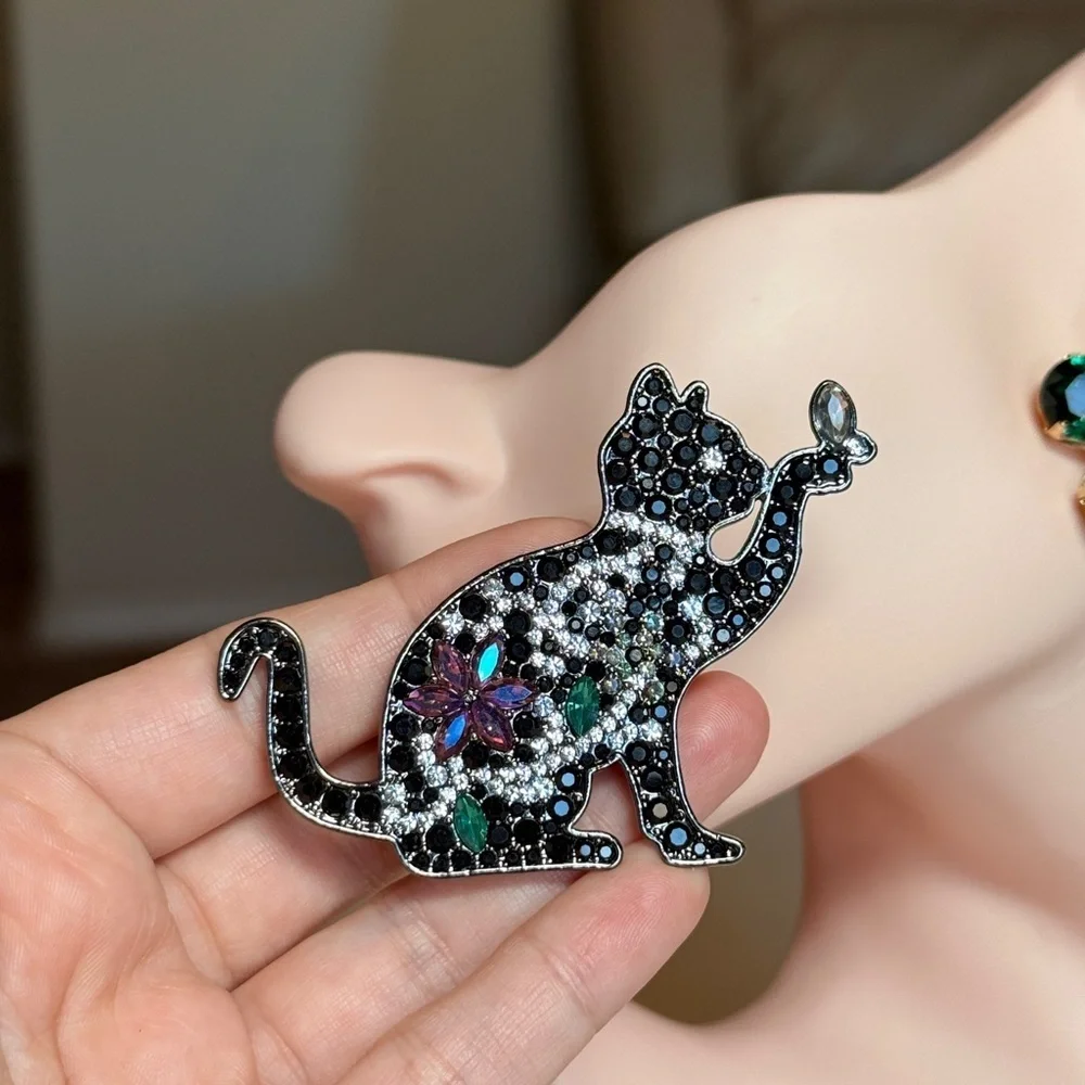 Elegant Multicolor Cat Brooch 🌷